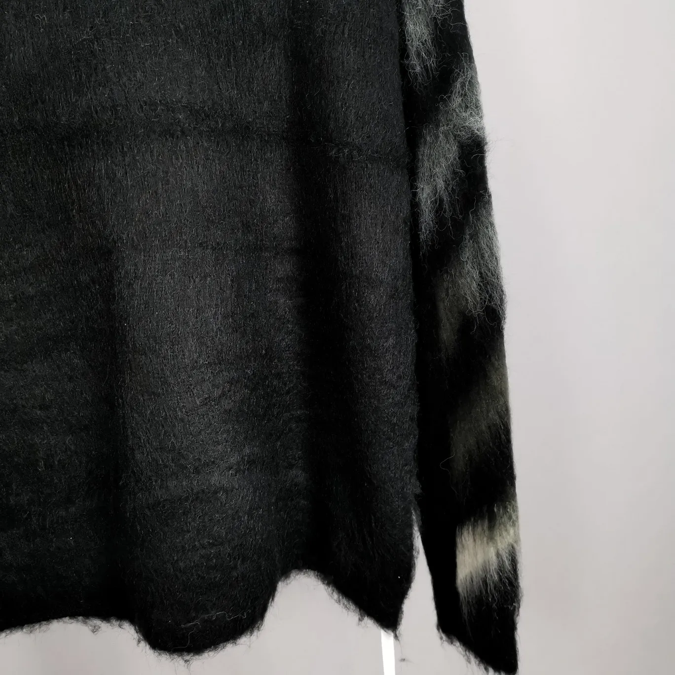 Additional details - the new top-notch proven version OFFWHITE (OW) gradient mohair striped arrow sweater hoodie gradient rendering arrow couple sweater Mohair sweater OW will be released every year 🛒 The same style and ever-changing colors, really no girl does not love it, it is super suitable for wearing under a down jacket in winter, and will not be bloated! If the lower body is missing, their favorite os version🙋🏻‍♀️ intuitively adds natural softness and fairy beauty effect, which is the best choice! The upper body is lightweight and does not weigh down the body while keeping warm. The sleeves and the gradient arrow parts on the back are repeatedly patterned until the gradient level is satisfied before large-scale products are released. The craftsmanship is extremely demanding. Each sweater is woolen at least ten times to give it a plush, thick feel and good fluffiness! ✅ Fabric composition: 50% mohair 32 spandex 18% wool, three-level anti-pilling Color: black and white gradient Sizes Mohair is lighter and softer, so be careful not to machine wash it, not machine washable! ! emphasize! !  ⚠️Hand wash with warm water and cold water P:440